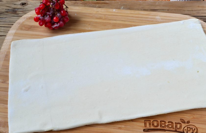 1. Этап. Ушки-завитушки: Тесто у меня состоит из двух прямоугольных пластов. Поэтому я решила сделать два варианта ушек. Первый пласт теста раскатайте до толщины 3 мм.