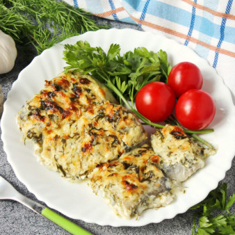 Минтай в сметане с маринованными огурцами