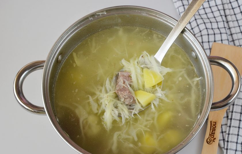 1. Этап. Борщ из маринованной свеклы: Добавьте в бульон картошку, проварите 10 минут, положите капусту, варите еще 10 минут.