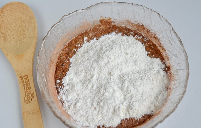 1. Этап. Шоколадная кростата: Частями вводите муку. Количество муки примерное, от 300 до 400 граммов, но не больше. Тесто должно просто собраться в ком и быть мягким.