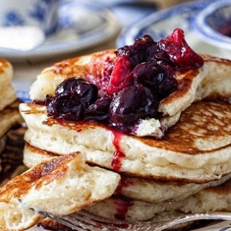 Оладьи с медом на дрожжах