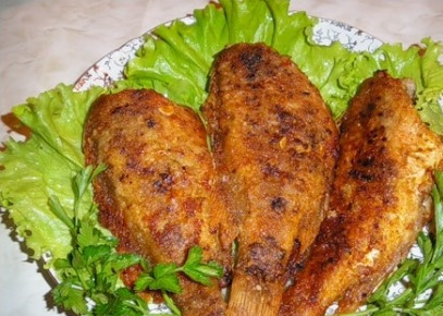 1. Этап. Жареный морской окунь: Затем каждый кусочек обжариваем в сковороде на растительном масле с двух сторон до золотистой корочки.