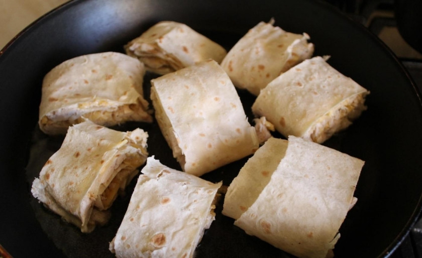 1. Этап. Лаваш с начинкой: 7. На огонь ставлю сковороду, наливаю в неё немного растительного масла, обжариваю кусочки лаваша на среднем огне до золотистой корочки с двух сторон.