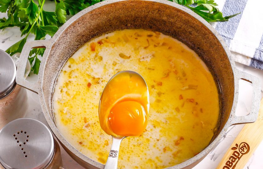 1. Этап. Грузинский суп с мацони: Добавьте в суп желток куриного яйца, тщательно размешивая его в горячей жидкости.