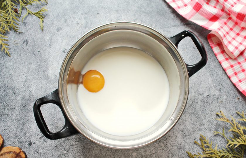 1. Этап. Пузи-блинчики: Яйцо разделите на белок и желток. В теплое молоко добавьте желток и перемешайте до однородности.