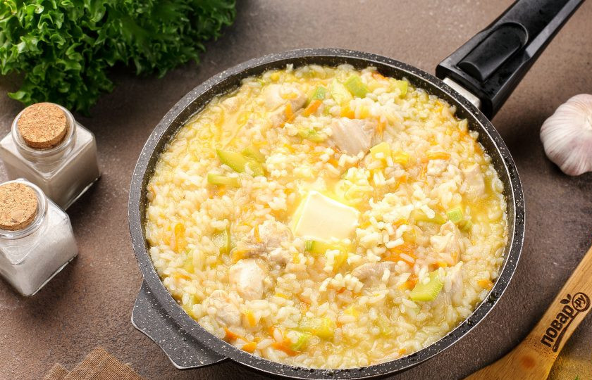 1. Этап. Ризотто с кабачками и курицей: Когда рис достигнет желаемой степени готовности, добавьте давленый зубчик чеснока и кусочек сливочного масла. Перемешайте и подержите на умеренном огне около минуты. На этом этапе блюдо можно посолить. По желанию добавьте молотый перец и если есть, щепотку шафрана.