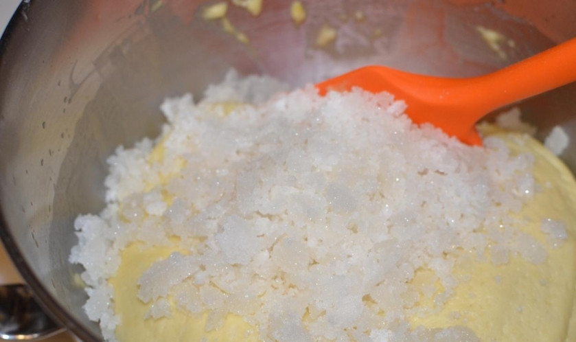 1. Этап. Бельгийские вафли: Когда тесто увеличится вдвое, добавьте 2 чашки сахара.