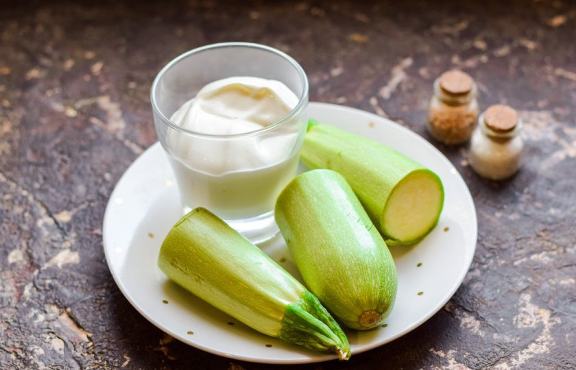 1. Этап. Кабачки со сметаной в мультиварке: Подготовьте ингредиенты.