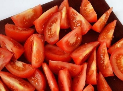 1. Этап. Рататуй в мультиварке: Помидоры помоем и нарежем (дольками или кружочками).