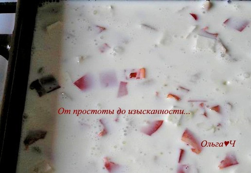 1. Этап. Белковая фриттата с курицей и брынзой: Белковую массу залейте в форму.