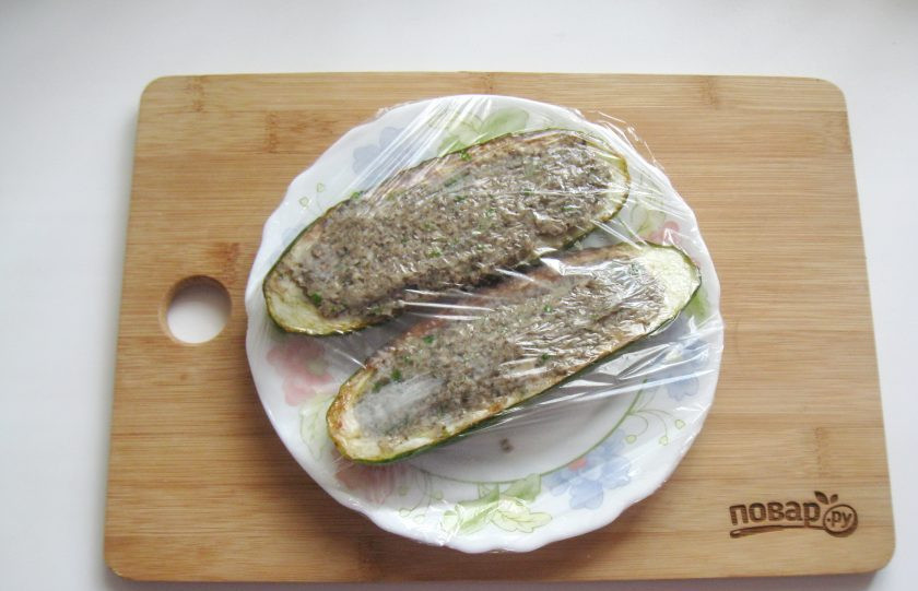 1. Этап. Жареные огурцы с грибами: Дайте им немного остыть. Накройте пищевой пленкой и поставьте в холод на сутки.