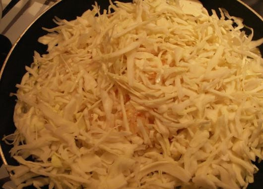 1. Этап. Постная солянка из свежей капусты: Добавьте к луку квашеную и свежую капусту.