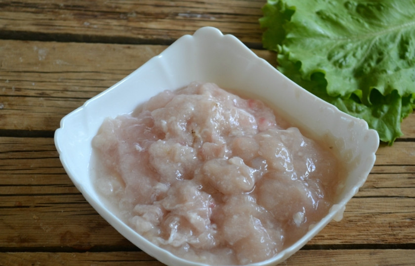 1. Этап. Рулет из рыбы с сыром: Филе пангасиуса пропустите через нож мясорубки или измельчите в кухонном комбайне.