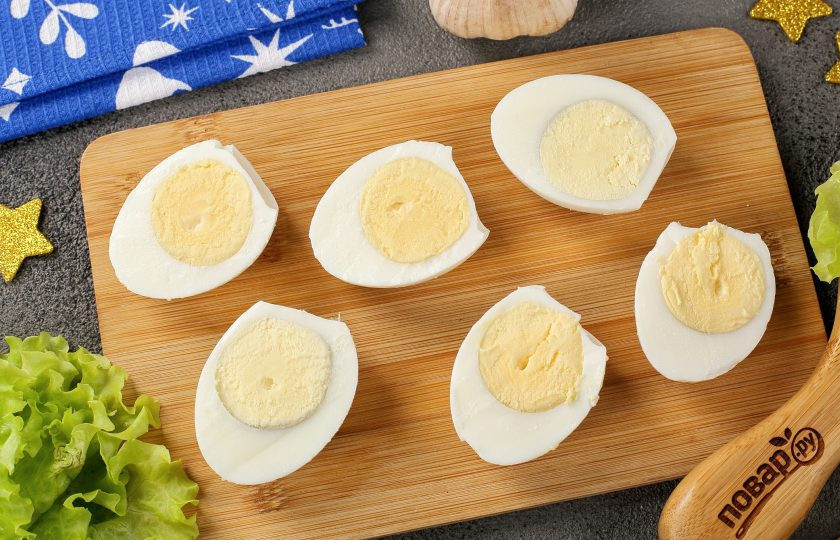 1. Этап. Фаршированные яйца Глаз дракона: Когда яйца остынут, очистите их и разрежьте пополам.