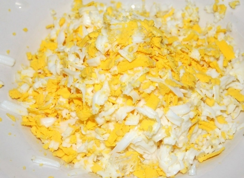 1. Этап. Котлеты Птичье молоко: 7. Это же проделываем с двумя вареными яйцами.