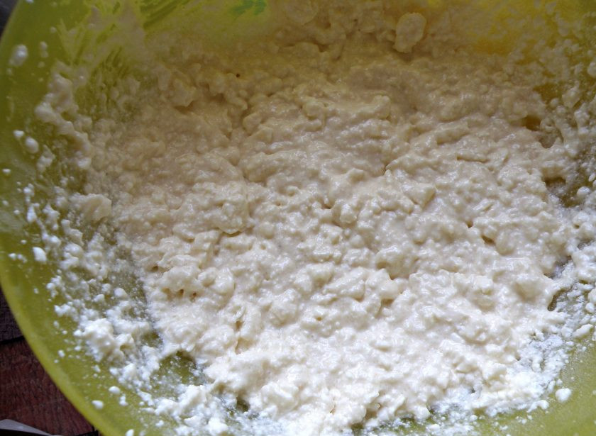 1. Этап. Пирог «ТвороШок»: Творог пробейте блендером с яйцом, сметаной, крахмалом и сахаром в однородную массу.