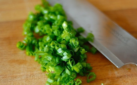 1. Этап. Салат из маринованной кукурузы: Вымыть, обсушить и измельчить зеленый лук.