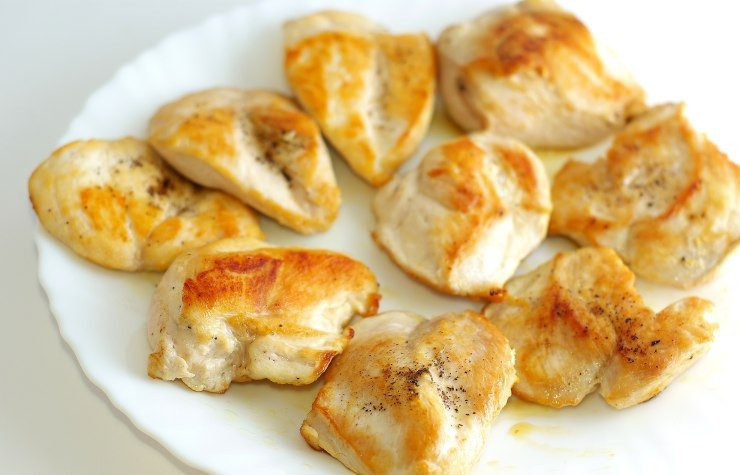 1. Этап. Курица по-испански: Обжаренные кусочки выкладываем на тарелку.