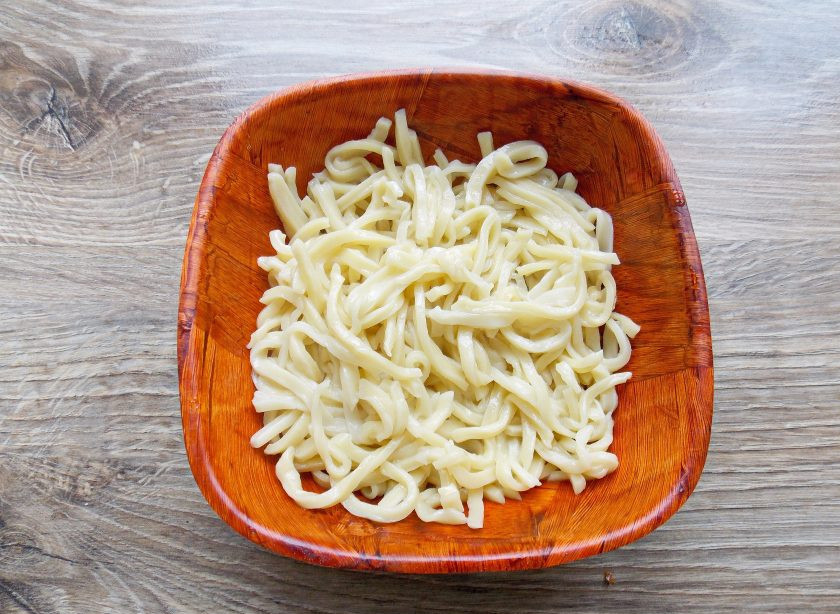 1. Этап. Домашняя лапша в хлебопечке: Варите лапшу в кипящей соленой воде в течение 4-8 минут, в зависимости от толщины нарезки.