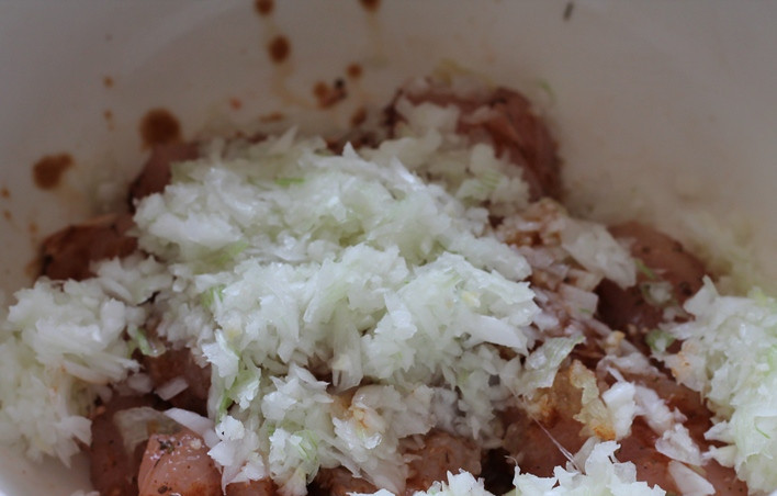 1. Этап. Курица кусочками в мультиварке: Затем добавляем мелко порезанный репчатый лук.