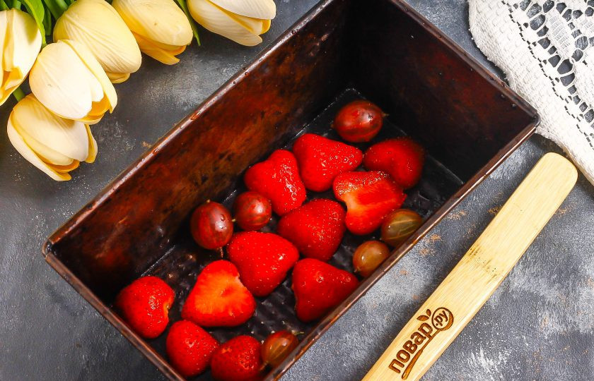 1. Этап. Ягодный террин: На дно формы выложите клубничную нарезку и крыжовник — при переворачивании блюда они окажутся сверху.