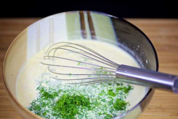 1. Этап. Фриттата с семгой и брокколи: 6. К яичной смеси отправьте укроп, перемешайте.