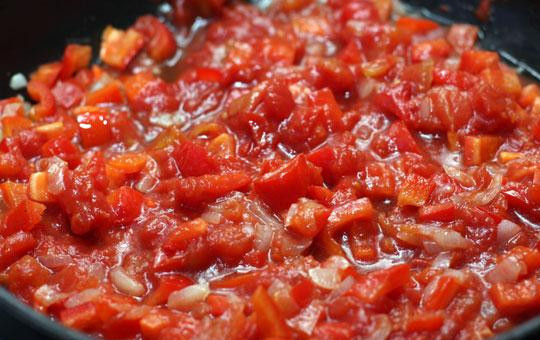 1. Этап. Миш-маш болгарский: Когда перцы чуть размякнут - добавляем к ним мелко нарезанные томаты. Продолжаем тушить на среднем огне - еще минут 10.