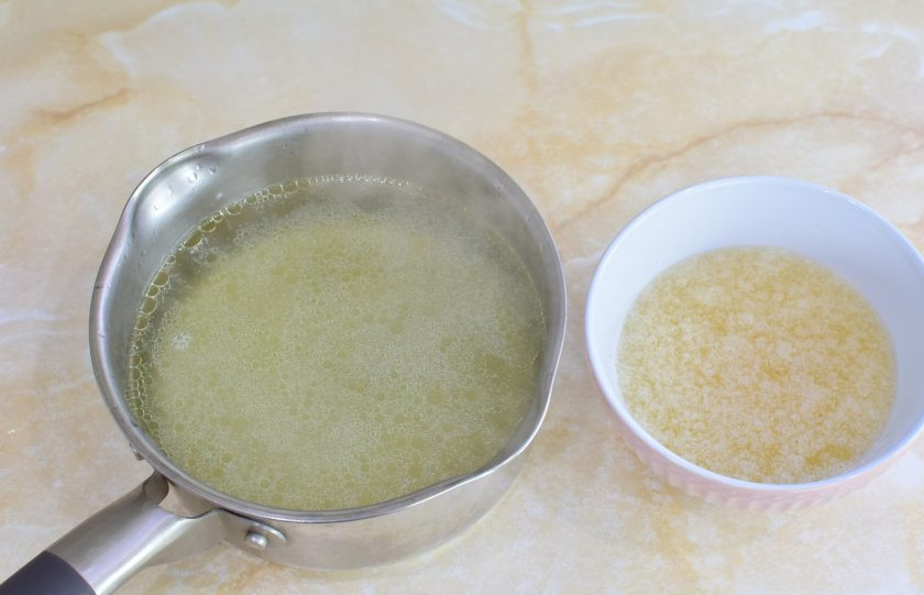 1. Этап. Заливное из курицы: Затем из бульона выловите мясо и морковь. Соедините горячий бульон (750 мл.) и набухший желатин. Дайте желатину полностью раствориться. Затем процедите.