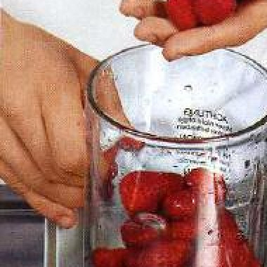 1. Этап. Ягодный коктейль: Ягоды промыть. Яблоко почистить, порезать на 4 части и вырезать сердцевину. Мякоть нарезать крупными кусочками, переложить, вместе с ягодами и медом, в блендер и измельчить в пюре.