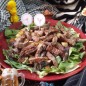 Салат Тель-Авив Вот наши продукты Очистить и порезать кубиками (примерно 2×2см)картофель. Закипятить воду, всыпать туда нарезанный картофель, довести до кипения, откинуть и дать стечь воде. Обжарить картофельные кубики на растительном масле (можно в глубоком масле). откинуть на бумагу, что-бы ушло лишнее масло). сложить в миску. Порезать грибы крупными кусочками. У меня-портабэло. И обжарить их на небольшом количестве растительного масла (в идеале оливкового), сложить в миску к картофелю. Лук порезать крупно И обжарить на небольшом количестве растительного масла (в идеале оливкового). Сложить в известную нам миску Зубчики чеснока порезать на четвертинки. И обжарить на небольшом количестве растительного масла (в идеале оливкового). степень румяности-на ваш вкус. сложить в известную миску. Говядину порезать на не очень толстые (но не на тонкие), продолговатые ломтики. И обжарить на небольщом количестве растительного масла (в идеале оливкового). когда мясо