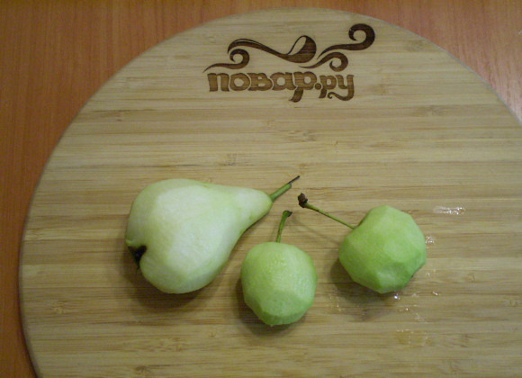 1. Этап. Зеленый коктейль с яблоком: Очистите фрукты от кожуры.