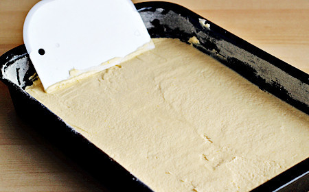 1. Этап. Курник с картошкой: Далее вытаскиваем тесто из холодильника и делим его пополам - одна часть должна быть побольше, чем другая. Затем, нужно раскатать большую часть скалкой до толщины 0,5 см и уложить на противень.