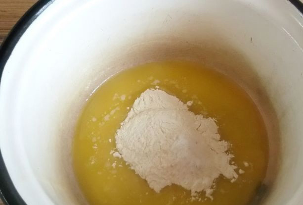 1. Этап. Cоус для семги: Растопите масло, но ни в коем случае не доводите его до кипения. Распределите по всему дну миски. После этого высыпьте в него муку.