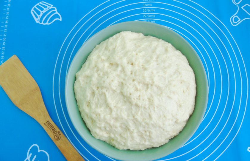 1. Этап. Пирожки с яблоками и вишней: Замесите мягкое, эластичное, не липнущее к рукам тесто. Накройте его пищевой пленкой или полотенцем и поставьте в теплое место. Через час-полтора тесто увеличится в объеме и будет готово к работе.