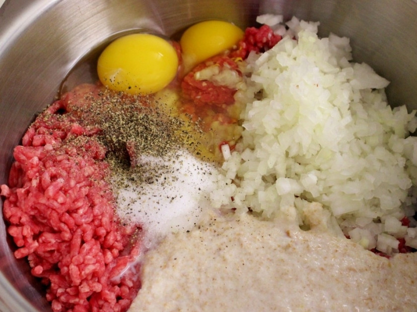 1. Этап. Фрикадельки в медовом соусе: Разогреть духовку до 200 градусов. Обернуть противень листом фольги. Вымочите панировочные сухари в молоке, пока все молоко не впитается в хлеб. Смешайте все ингредиенты для фрикаделек вместе.