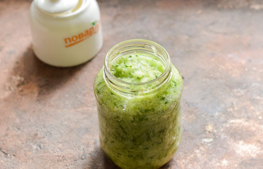 1. Этап. Тертые огурцы на зиму в банках: Наполните банку тертыми огурцами.