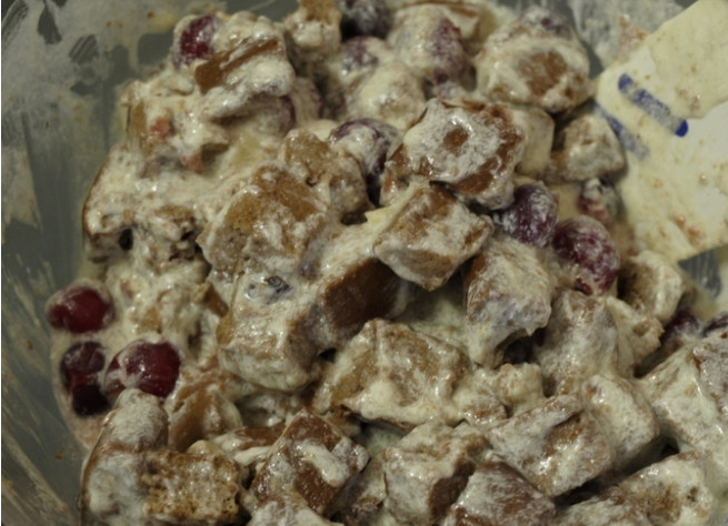 1. Этап. Торт Вишневый поцелуй: 10. Остатки бисквита, вишни и миндаля соединяем с кремом.