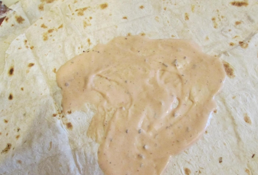 1. Этап. Лаваш в дорогу: 1. Лаваш раскладываю на столе, смешиваю майонез с кетчупом и смазываю приготовленной смесью лаваш.