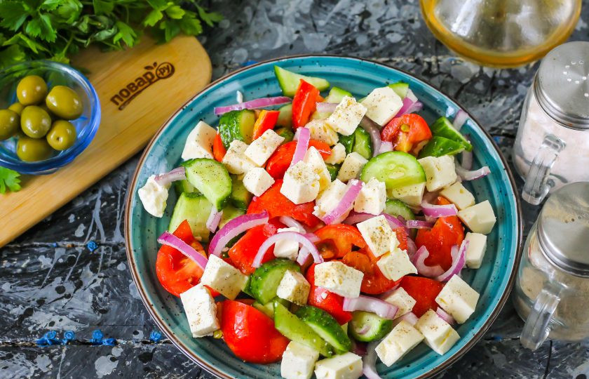 1. Этап. Салат с сыром Сиртаки: Перемешайте между собой ингредиенты, посолите, поперчите и сбрызните салат оливковым маслом холодного отжима. За неимением такого продукта используйте любое растительное масло без запаха.