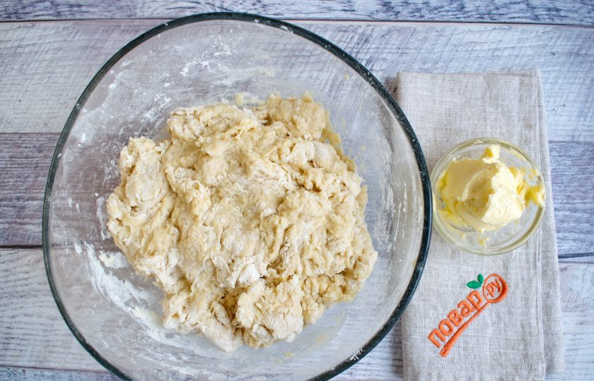 1. Этап. Булочки Даугавиня: Все сразу влейте в муку с солью, перемешайте.