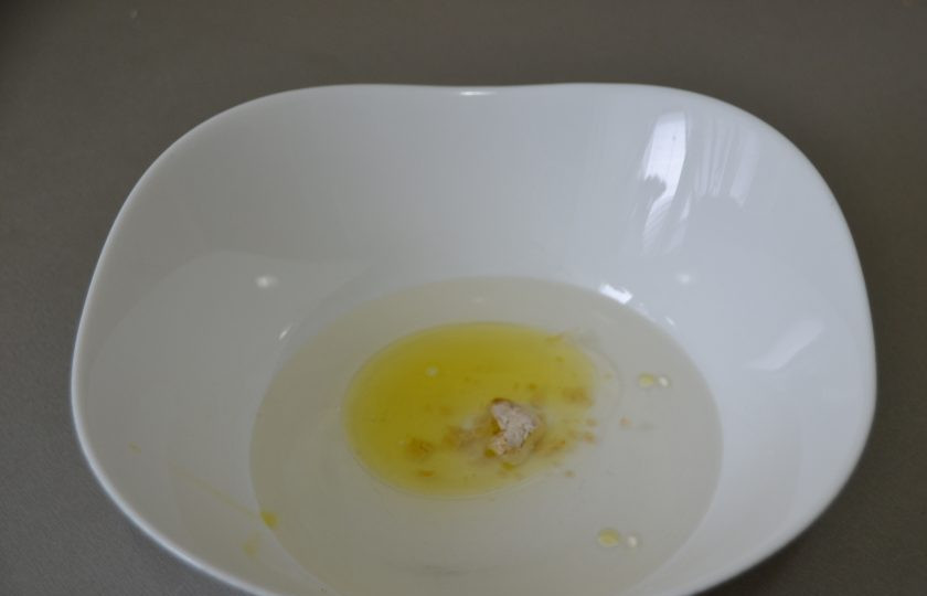 1. Этап. Пицца Примавера: Влейте одну столовую ложку оливкового масла, добавьте прессованные дрожжи. Перемешайте, чтобы дрожжи полностью растворились.