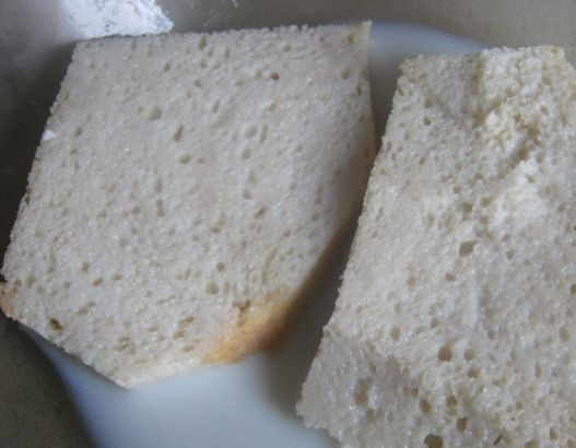 1. Этап. Форшмак: 3. Несколько кусочков хлеба замачиваем в теплом молоке.