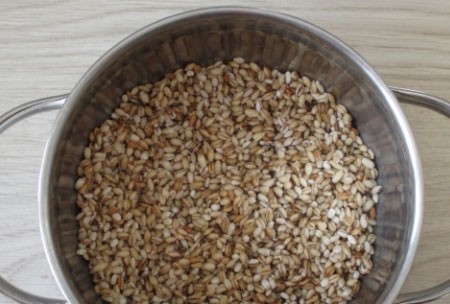 1. Stage. Barley with frozen mushrooms: Rinse the barley, fill with water and leave at least for 1 hour.