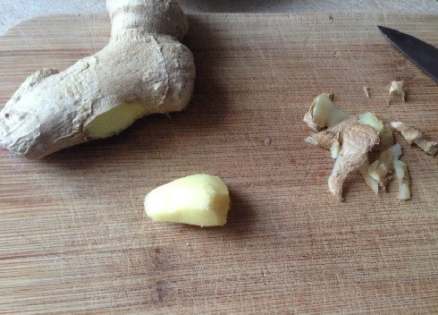 1. Этап. Полезный имбирный чай: Отрезаем кусочек имбирного корня (примерно 1 см). И очистим его от кожуры.