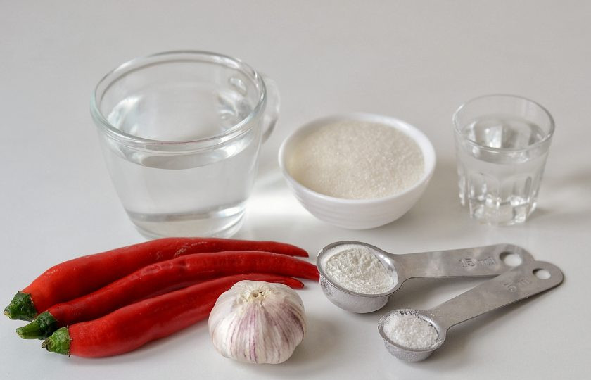 1. Этап. Сладкий соус Чили: Подготовьте все ингредиенты.