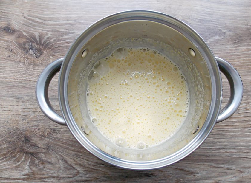 1. Этап. Торт Шоколадное птичье молоко: В чашу разбейте два яйца и добавьте 75 грамм сахара. Взбивайте все до пышной светлой массы. На это уйдет примерно 6-8 минут.