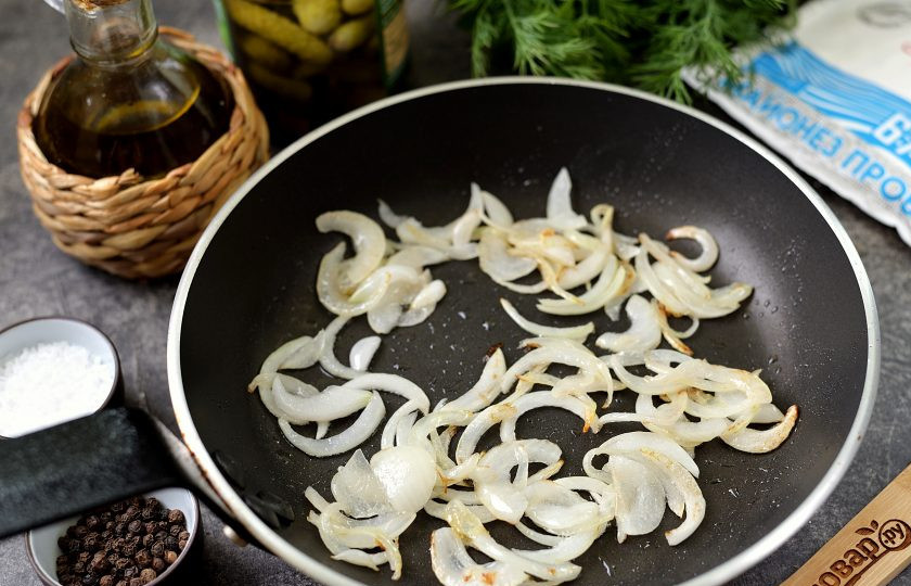 1. Этап. Салат из куриной печени с морковью по-корейски: Параллельно разогрейте в сковороде немного растительного масла, обжарьте в нем нарезанный полукольцами лук до мягкого состояния.