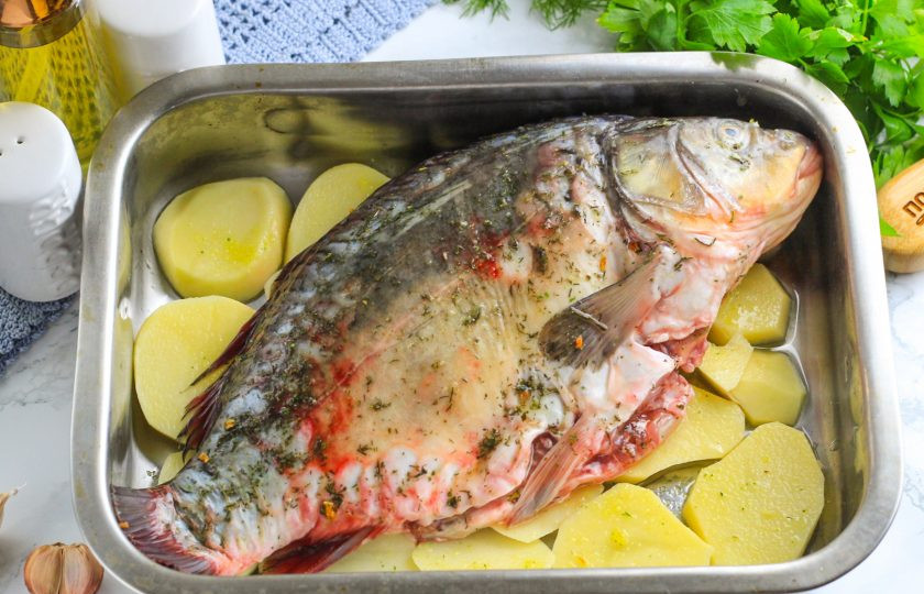 1. Этап. Золотистый карп с шалфеем: Выложите на картофель карпа и сбрызните его растительным маслом. Помните, что в процессе выпекания рыбу нужно будет еще несколько раз сбрызнуть маслом.