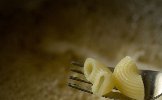 1. Этап. Паста с сырным соусом: Отварите их в подсоленной воде до состояния альденте, чтобы они не были мягкими, отбросьте на дуршлаг.