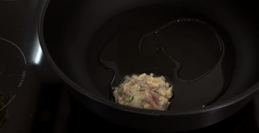 1. Этап. Сочные рубленые котлеты из индейки: 3. На разогретую с растительным маслом сковороду выложите столовой ложкой фарш. Обжарьте котлетки с обеих сторон до золотистости.